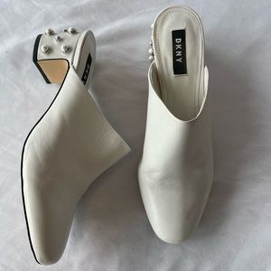 DKNY Upper Leather Heeled Women’s Mule W/Faux Pearl Accents White Size 7.5